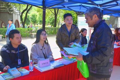 清城區(qū)統(tǒng)計(jì)局積極參與2017年‘12.4’國(guó)家憲法日暨全國(guó)法制宣傳法律咨詢(xún)活動(dòng)，提供專(zhuān)業(yè)社會(huì)經(jīng)濟(jì)咨詢(xún)服務(wù)